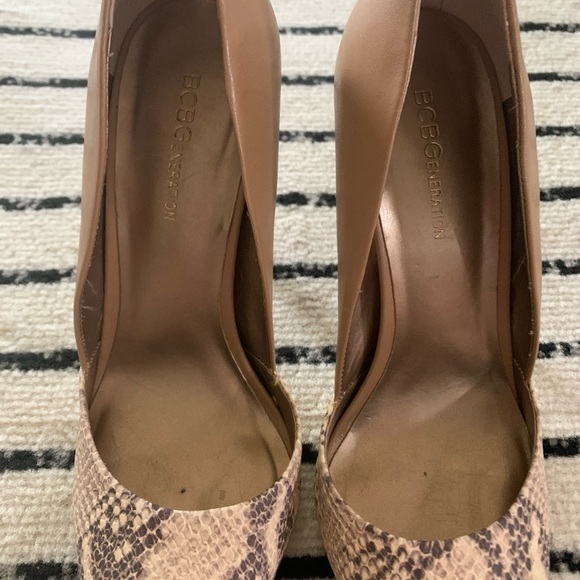 BCBGeneration Beige Snake Skin Heels, Sz 9 (Wmn) - Picture 6 of 9